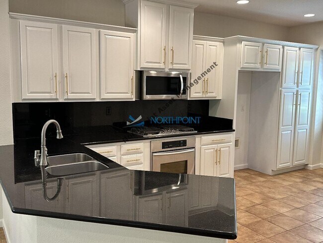 Foto del edificio - 4BR/3BA w/ Solar + Downstairs Bed/Bath in Whitney Oaks