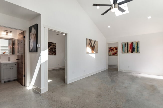 Building Photo - 2665 S Catalina St