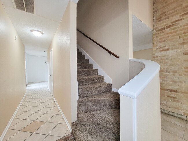 Building Photo - 2710 Quail Creek Dr