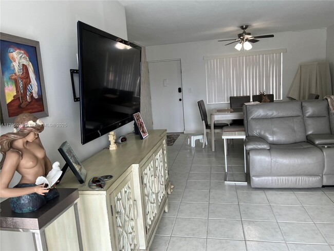 Foto del edificio - 220 Kings Point Dr