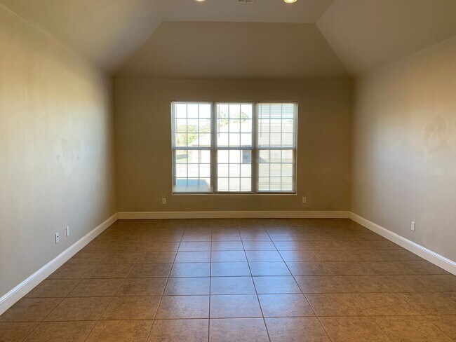 Foto del edificio - 5075 Raintree Circle