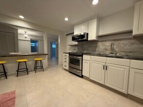 Building Photo - 656 Manor Dr
