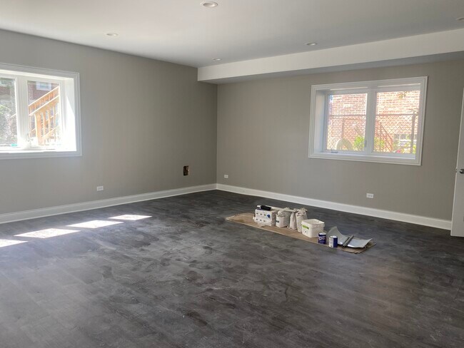 Building Photo - 4915 N Melvina Ave