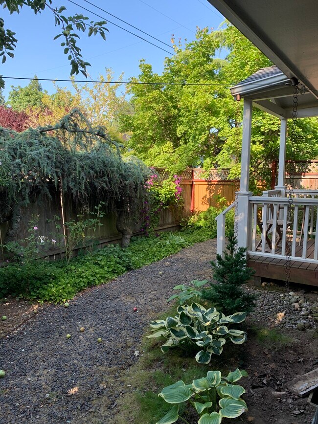 Building Photo - 805 SE 69th Ave