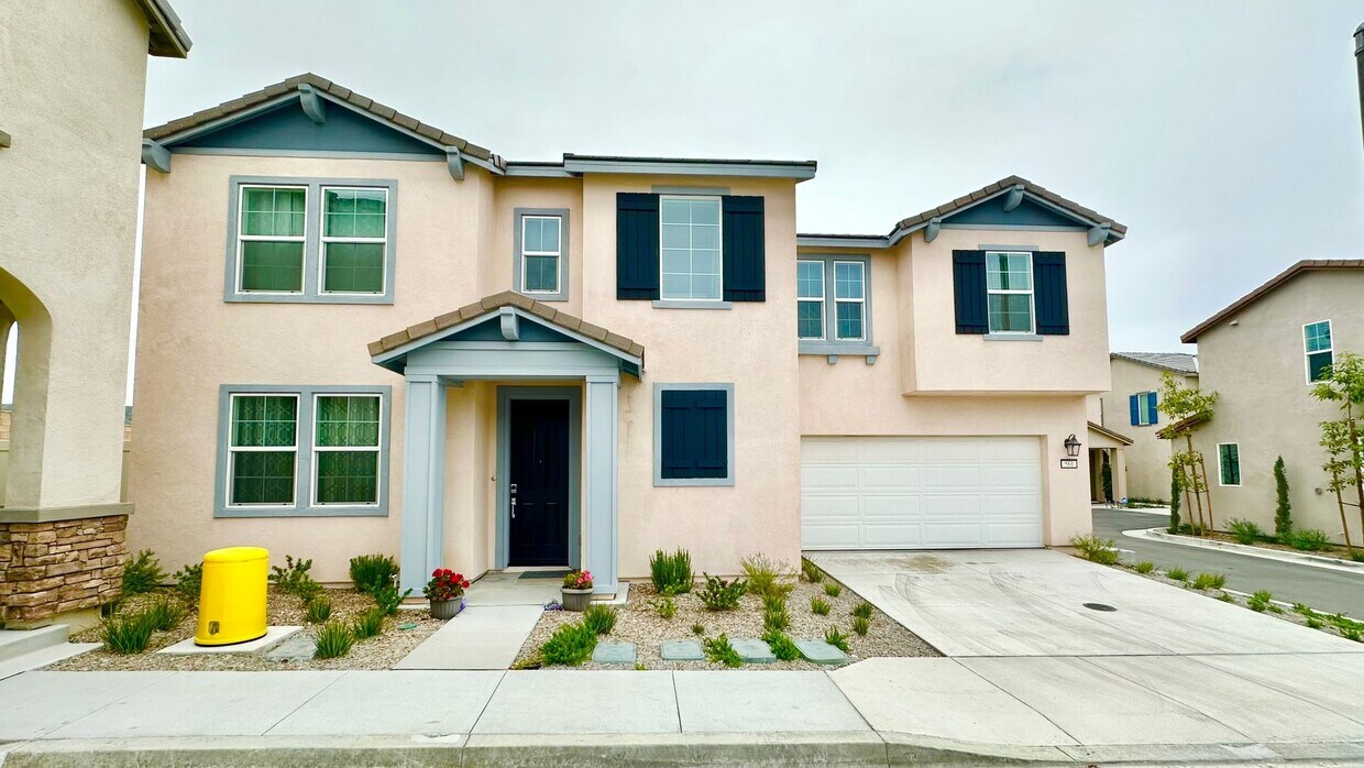Foto principal - Newer 2022 Construction Two-Story with Pri...