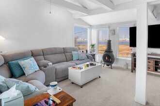 Building Photo - 6 Ivy Ln