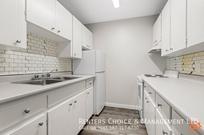 Building Photo - Top Floor Unit, Assigned Parking, Onsite L...