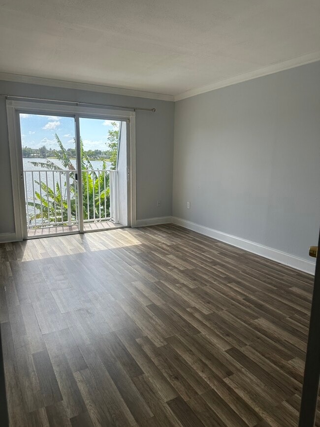 Building Photo - 4112 SW 61st Ave