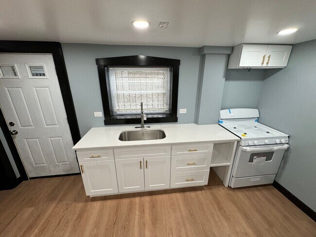 Foto del edificio - Spacious 1BR Single-Family Near 55th & Whipple — Heat & Hot Water Included