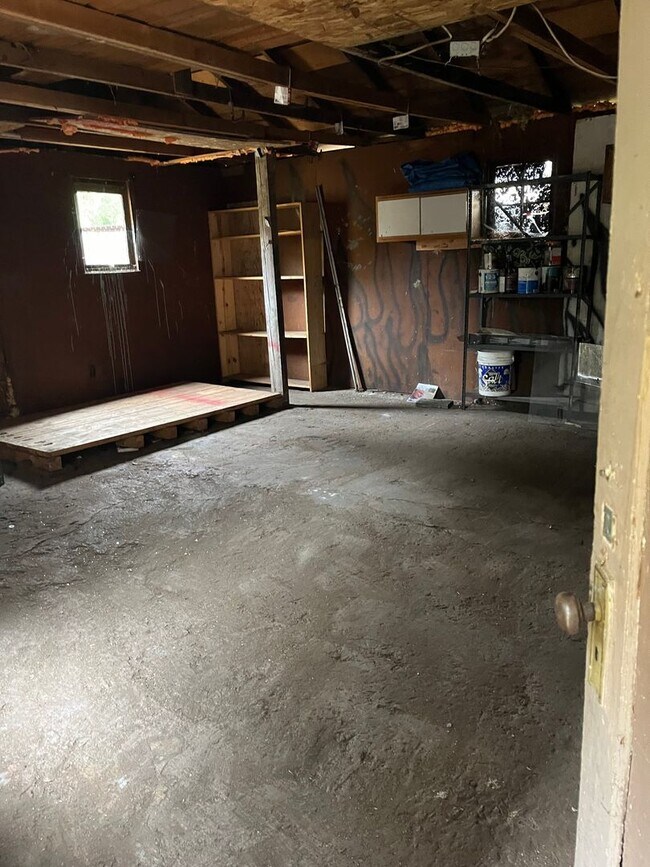 Building Photo - 2 Bedroom House