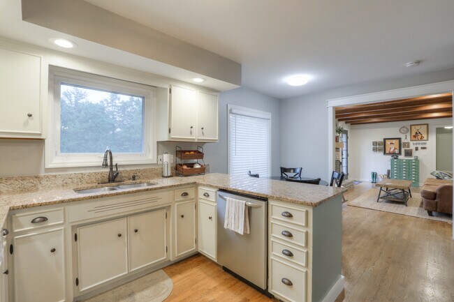 Foto del edificio - 5326 Overton Rd