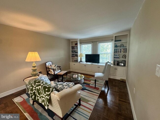 Foto del edificio - 6616 Potomac Ave