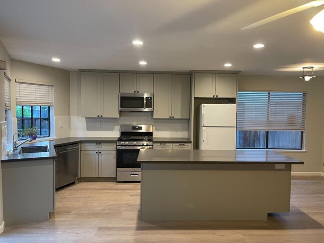 Building Photo - 10281 Parlett Pl