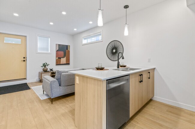 Building Photo - 9811-9153 153 St NW