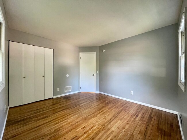 Building Photo - Amazing 7 Bedroom Single Family Home!
