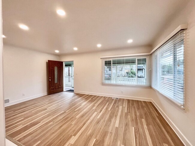Building Photo - Newly Renovated 3 bed 2 bath With Huge Bac...