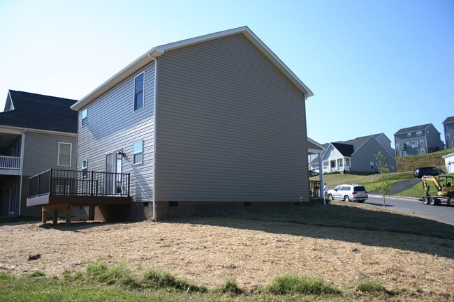 side view of home - 2720 Dorval Rd