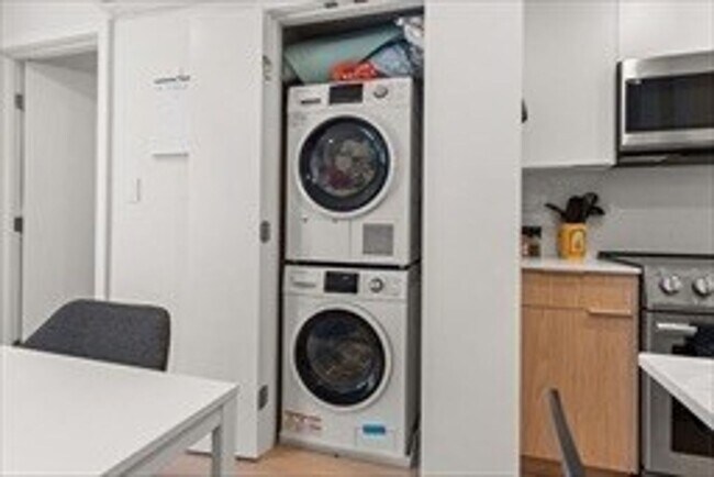 Building Photo - 1Br/1Bth apartment available June 1, 2026. Great location. Laundry in unit!