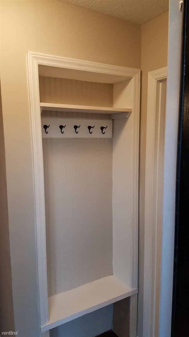 Building Photo - 2 br, 1.5 bath Condo - 6301 New Market