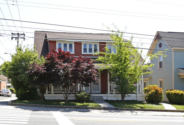 Building Photo - 834 Broadway St
