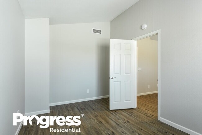 Building Photo - 2028 W Columbine Dr