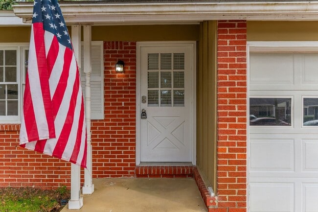 Building Photo - Renovated 3 bedroom house in Niceville!