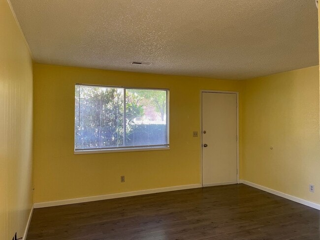 Foto del edificio - Great 1 bedroom, 1 bath cottage ~ nice quiet street