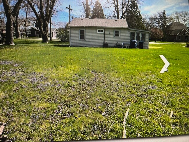Building Photo - 2122 Sprucewood Ave