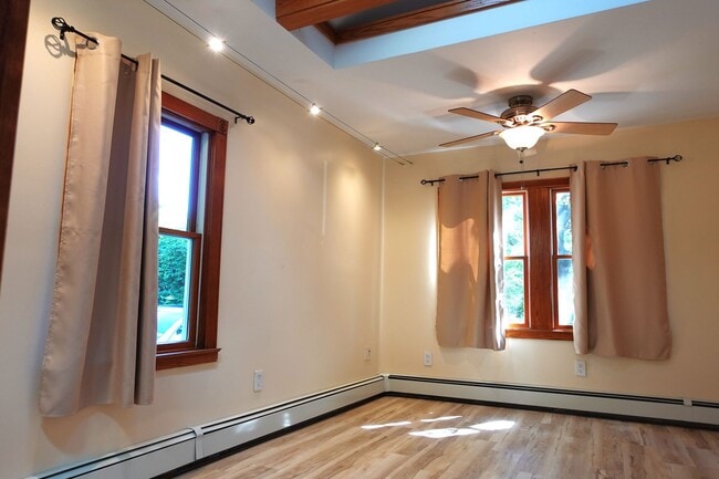 Building Photo - Great Location!