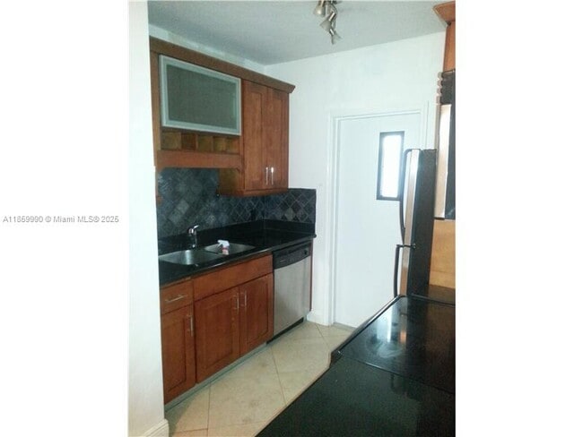 Building Photo - 2880 Pine Tree Dr