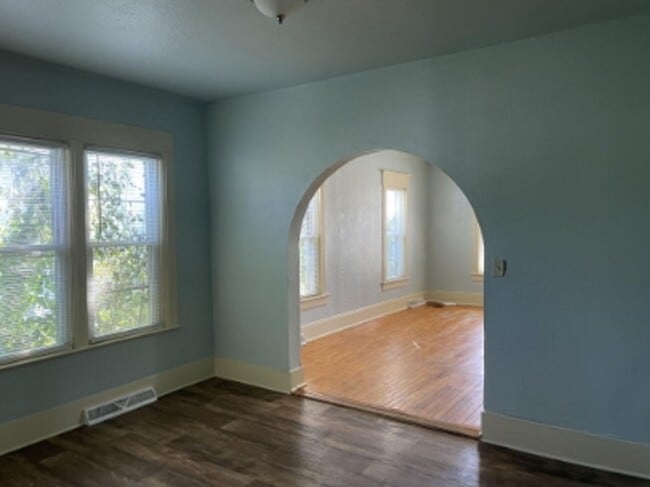 Building Photo - 406 Naymut St