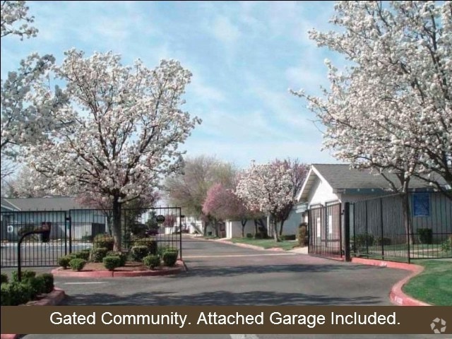 North of Shaw Ave. Free Garage - Gates Villas