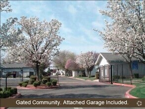North of Shaw Ave. Free Garage - Gates Villas