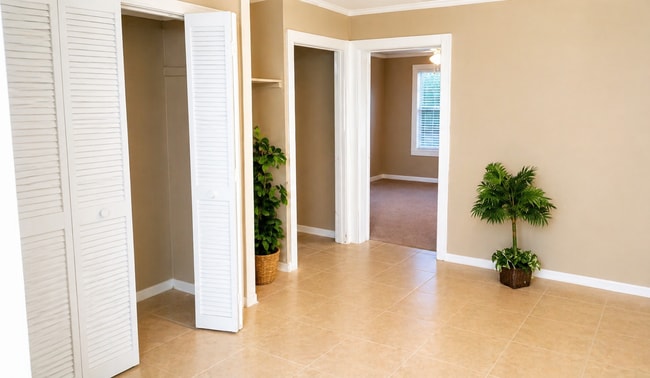 Building Photo - 1935 W Walnut St