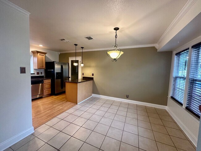 Foto del edificio - Great Location ~ 3/2 Single Story w/ tons ...