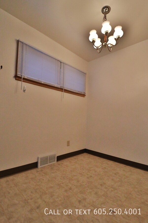Building Photo - 1 bedroom walking distance from Avera!