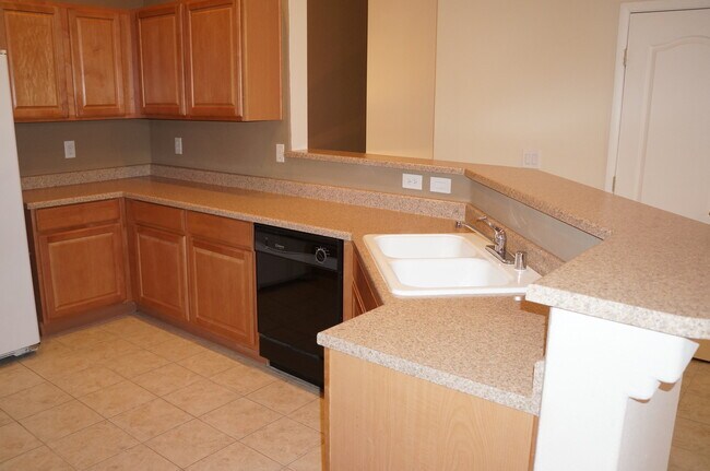 Foto del edificio - CUTE 2 BEDROOM / 2 FULL BATH TOWNHOME UNIT...