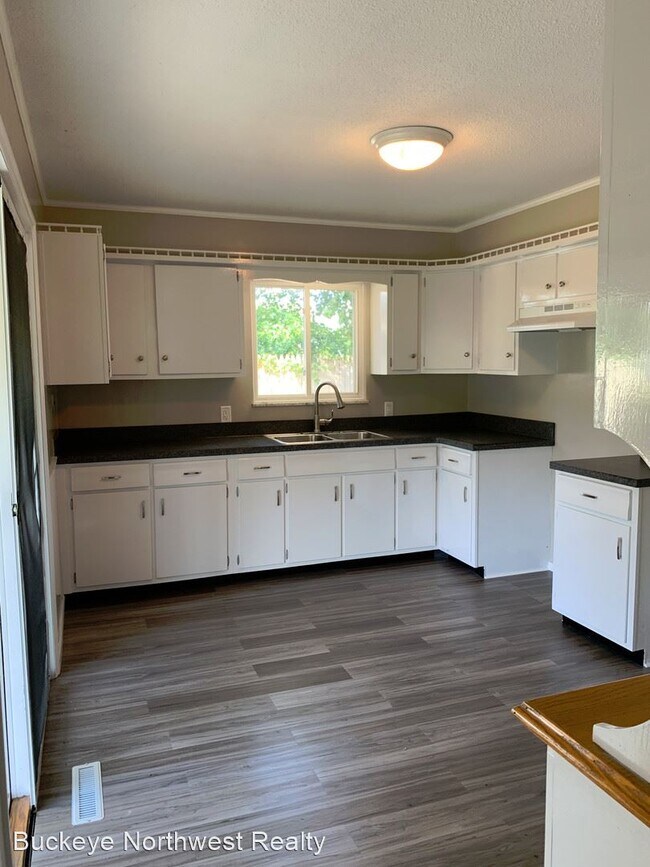 Building Photo - 3 br, 1.5 bath House - 554 Williamsville Ave