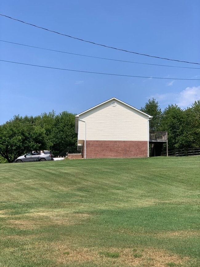 Building Photo - 3 Bedroom/2 Bath Split-Foyer Home Kingspor...