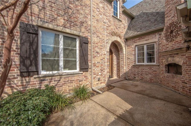 Building Photo - 708 Chapel Hill Ln