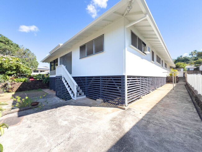 Building Photo - A RARE FIND! -- Spacious 4 Bed / 2 Bath Si...
