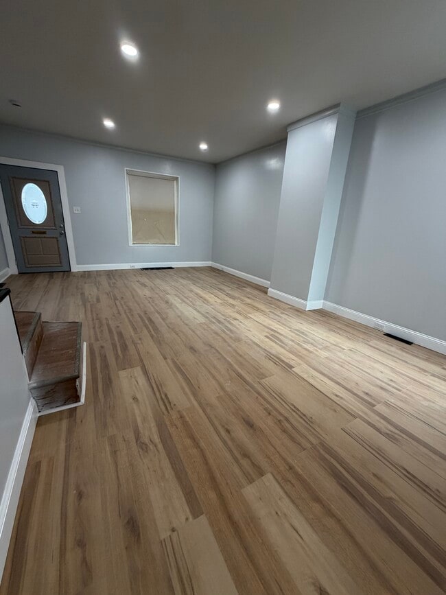 Foto del edificio - 644 E Madison St