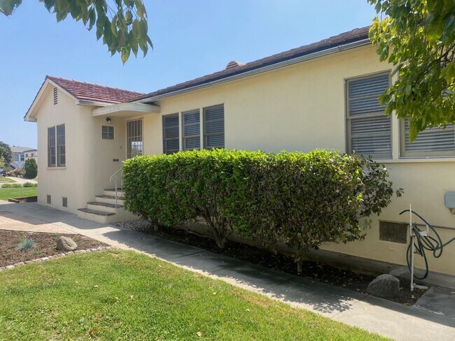 Side of house - 1609 S Atlantic Blvd