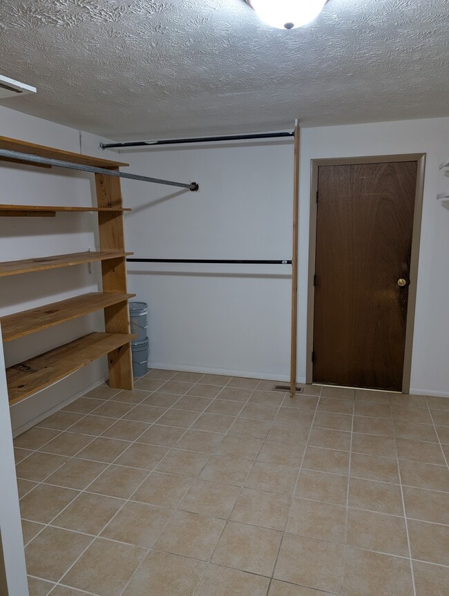 Building Photo - 549 Poplar Dr
