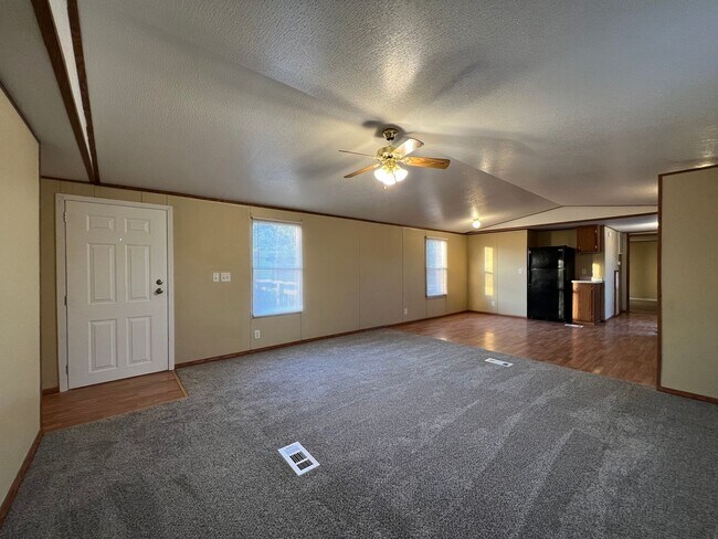 Building Photo - ALL BILLS PAID 3Bed/2 Bath, Bills include:...