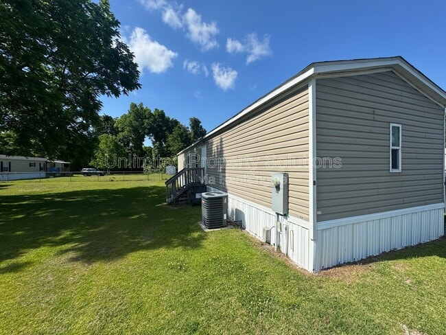 Building Photo - 9499 Wendi Dr NE
