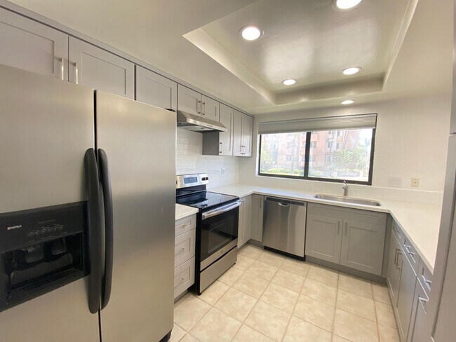 Building Photo - Fantastic 2 Bedroom 2 Bathroom Condo w/ 2 ...
