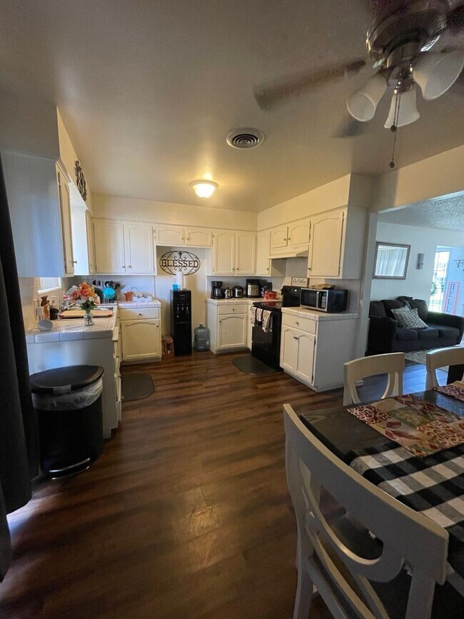 Foto del edificio - 3735-3749 E Hampton Way