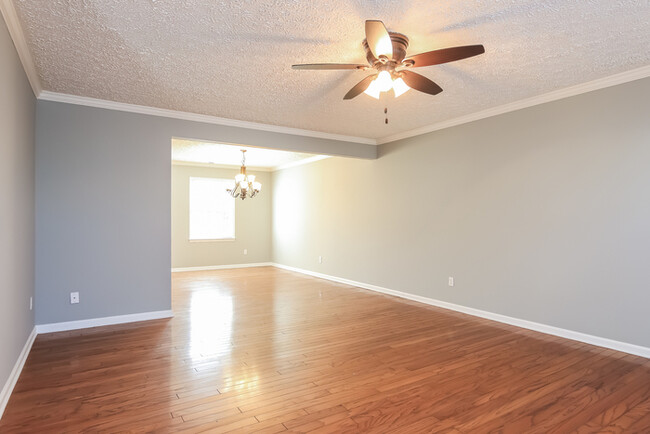 Building Photo - 8 Barnsdale Ct