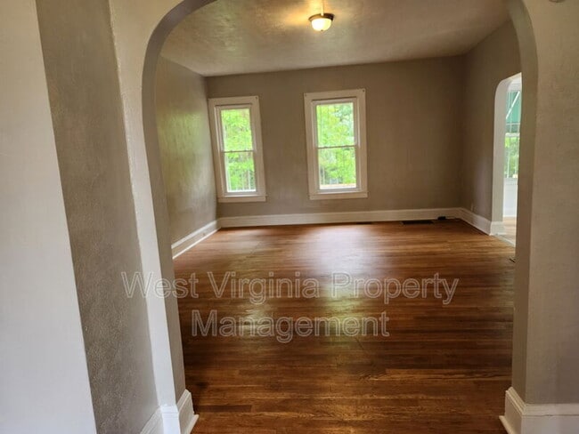 Building Photo - 208 Croft St